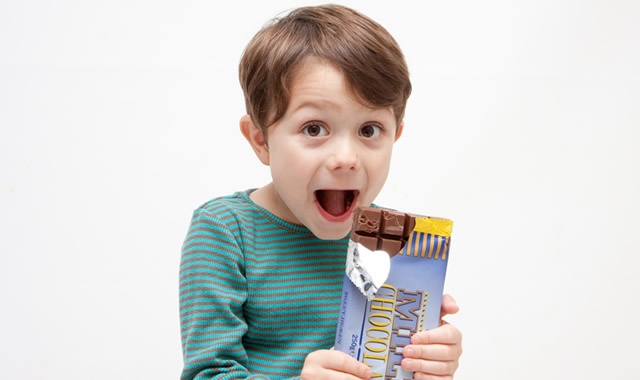 チョコレートを食べる少年